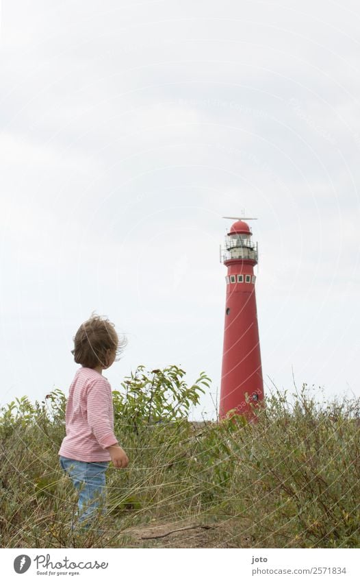 Ausflug Ferien & Urlaub & Reisen Tourismus Ferne Sightseeing Sommerurlaub Kind 1 Mensch 1-3 Jahre Kleinkind Wind Wiese Küste Nordsee Insel Fischerdorf