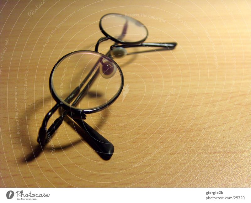 Brille Tisch Schreibtisch kleine Blende schwarz Unschärfe Beleuchtung Schatten Makroaufnahme