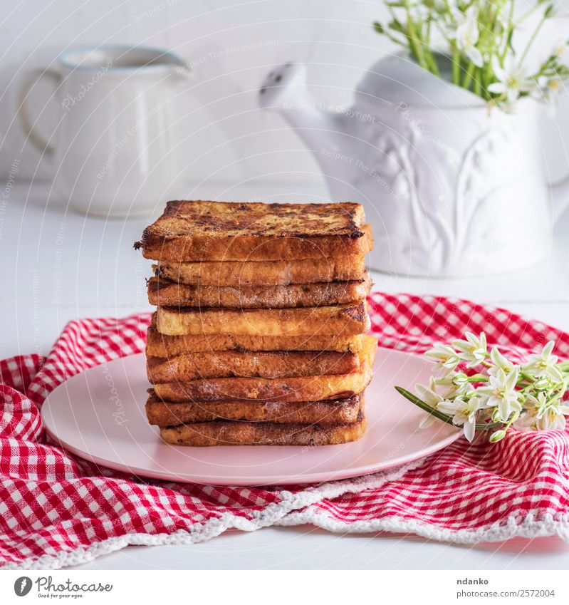 quadratische Stücke Weißbrot Brot Ernährung Frühstück Mittagessen Teller Tisch Blume Holz frisch lecker Tradition Französisch Zuprosten Lebensmittel Mahlzeit