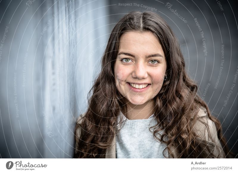 entspannt... Mensch feminin Junge Frau Jugendliche Kopf 1 18-30 Jahre Erwachsene Stadt Mauer Wand Haare & Frisuren brünett langhaarig Locken Beton Lächeln