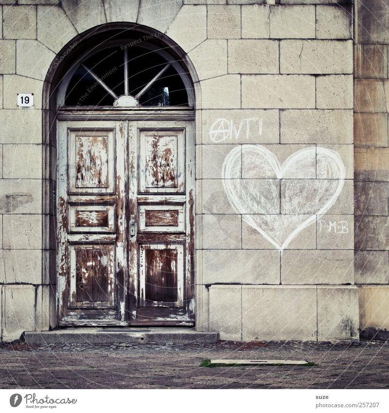 Das letzte Türchen Häusliches Leben Haus Mauer Wand Fassade Graffiti Herz alt authentisch braun grau geheimnisvoll Liebe Neugier Verfall Vergangenheit