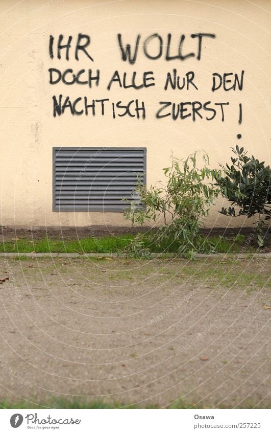 Frohe Weihnachten Wand Graffiti Information Dessert Sträucher Gitter Lüftungsschlitz Hochformat Textfreiraum unten Gier Ernährung Lebensmittel Speise