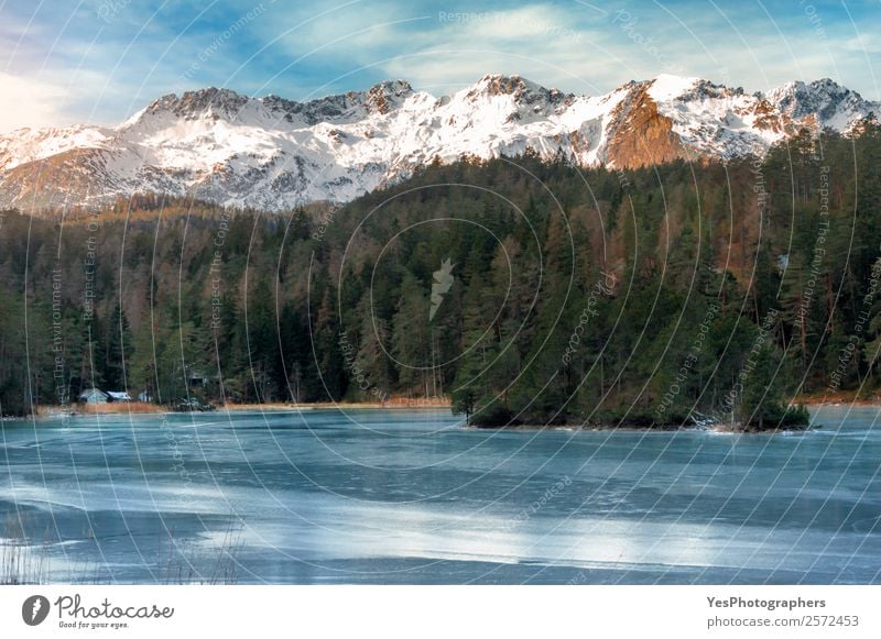 Gefrorener See und schneebedeckte Berge Ferien & Urlaub & Reisen Tourismus Winter Schnee Winterurlaub Berge u. Gebirge Natur Landschaft Schönes Wetter Eis Frost