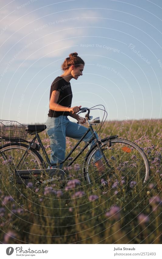 Fahrradtour schieben Frau Fahrrad lila Blumen Himmel Fahrradfahren feminin Erwachsene 1 Mensch 30-45 Jahre Natur Sonnenlicht Sommer Schönes Wetter Gras Wiese