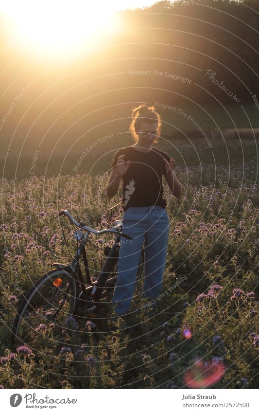 erzählen stehen Frau Fahrrad Fahrradfahren feminin Erwachsene 1 Mensch 30-45 Jahre Natur Sonnenaufgang Sonnenuntergang Sonnenlicht Sommer Schönes Wetter Blume