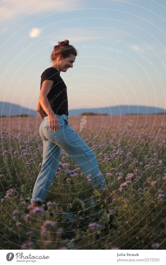 Laufen Blumen Wiese Frau feminin Erwachsene 1 Mensch 30-45 Jahre Himmel Horizont Sonnenlicht Sommer Schönes Wetter Gras phazelien Feld T-Shirt Jeanshose brünett