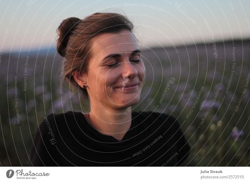 Frau grinsen Blumen Wiese feminin Erwachsene 1 Mensch 30-45 Jahre Sonnenaufgang Sonnenuntergang Sonnenlicht Sommer Schönes Wetter Gras Feld T-Shirt brünett