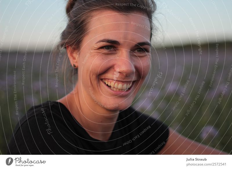 Lachen Frau Blumen fröhlich Erwachsene Kopf 1 Mensch 30-45 Jahre Natur Sonnenlicht Sommer Schönes Wetter Wiese Feld T-Shirt brünett langhaarig Zopf lachen