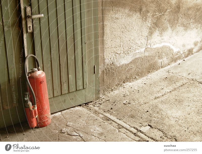 tannenbaum ... Beton Holz dreckig kaputt trist grün rot Autotür Feuerlöscher Brandschutz Sicherheit bedrohlich marode Wand Farbfoto Außenaufnahme Innenaufnahme