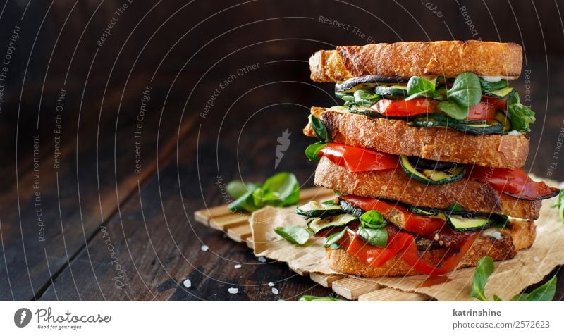 Vegetarisches Sandwich Gemüse Brot Mittagessen Diät Sommer Holz dunkel frisch braun grün Burger kochen & garen Aubergine Lebensmittel grillen Gesundheit