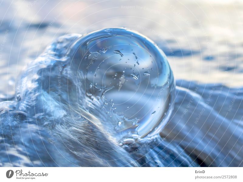 Meereswasserschläge und Wraps um Glaskugel herum Strand Tapete Umwelt Landschaft Sand Küste Kugel Bewegung einzigartig weiß Frieden winken Wasser platschen