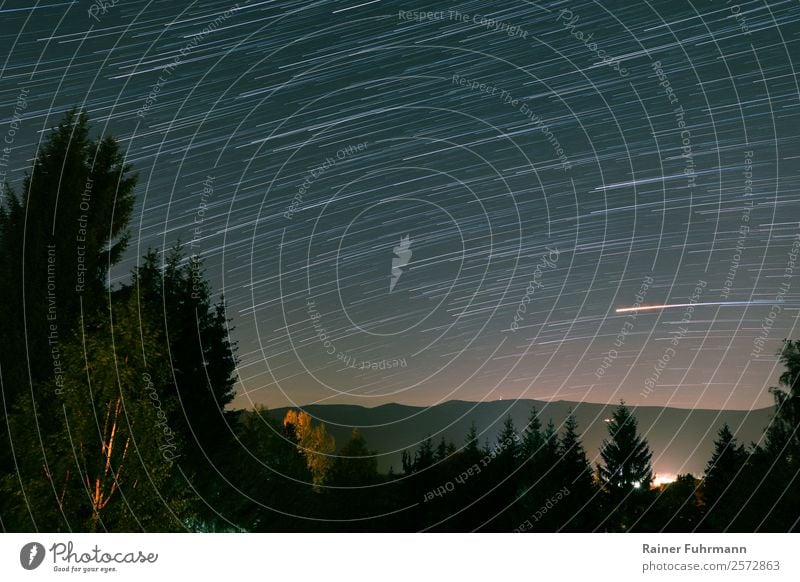 ein Startrail über den Bergen des Riesengebirges Umwelt Natur Landschaft Himmel Nachthimmel Stern Berge u. Gebirge Park dunkel Sterne Sternenhimmel Mars