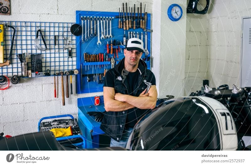 Mechanisches Posieren mit einem Motorrad Lifestyle Stil Arbeit & Erwerbstätigkeit Mensch Mann Erwachsene Fahrzeug authentisch retro schwarz Stolz ernst