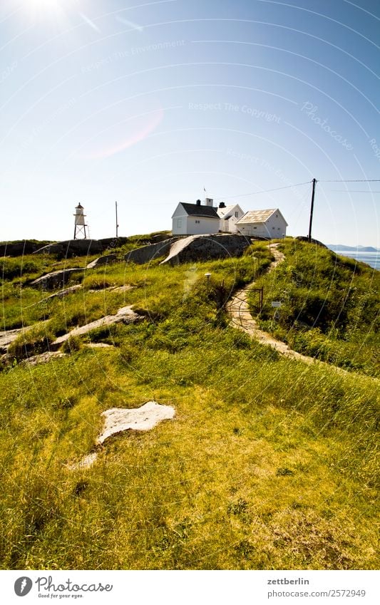 Henningsvær again Haus Ferienhaus Berge u. Gebirge Hügel Polarmeer Europa Einsamkeit abgelegen Ferien & Urlaub & Reisen Fjord Himmel Himmel (Jenseits) Horizont