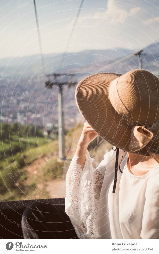 Mädchen mit Hut in der Seilbahn. Mensch feminin Junge Frau Jugendliche 1 18-30 Jahre Erwachsene Umwelt Natur Landschaft Erde Sonne Sommer Schönes Wetter Wärme