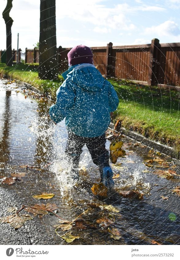 Herbsttag Ausflug Kind Kleinkind 1 Mensch 1-3 Jahre Schutzbekleidung Gummistiefel Bewegung laufen rennen frei sportlich Freude Lebensfreude Begeisterung