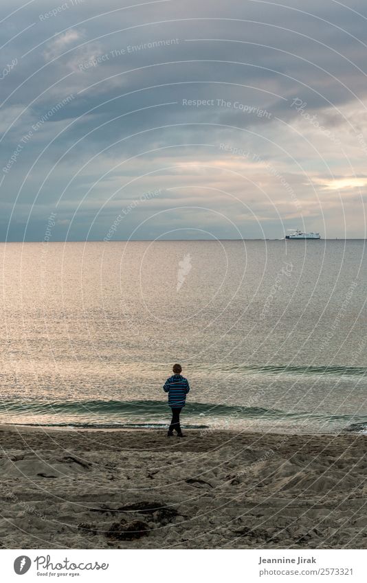 Einmal im Jahr das Meer Ferien & Urlaub & Reisen Tourismus Ausflug Ferne Freiheit Kreuzfahrt Junge Kindheit Wasser Küste Ostsee Fähre beobachten stehen Erholung