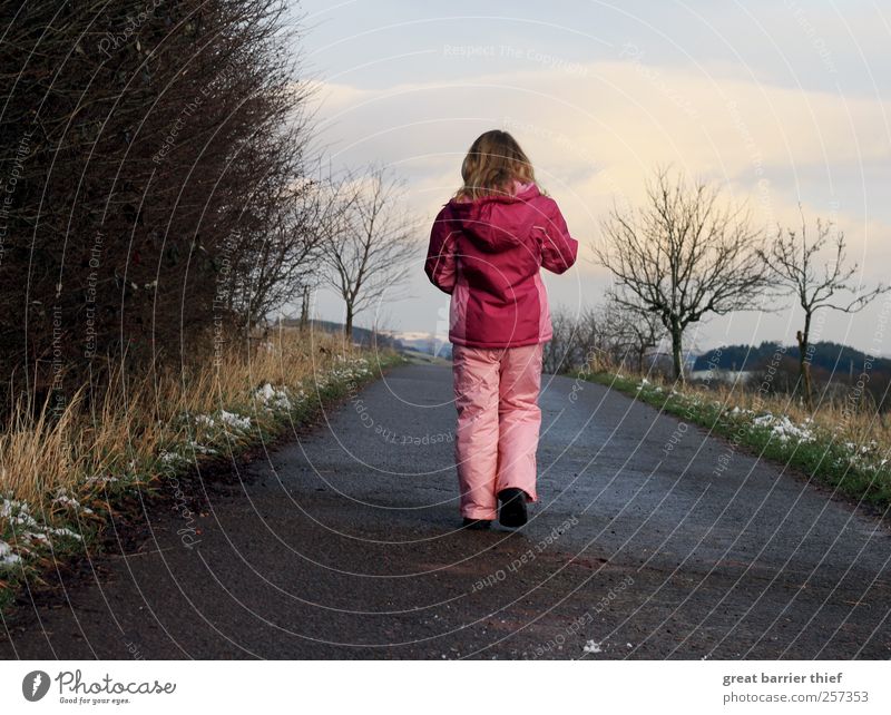 Winter Mädchen Mensch Kind Kindheit Körper 1 3-8 Jahre Natur Wolken Eis Frost Schnee Sträucher Denken rosa Hoffnung Horizont Wege & Pfade Spaziergang wandern