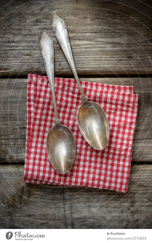 Zwei alte Silberlöffel Besteck Löffel Küche Essen festhalten dunkel authentisch elegant silber Vergangenheit Vergänglichkeit rustikal Serviette kariert Paar 2