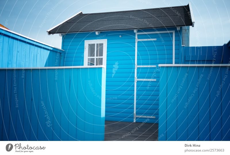 Strandhaus auf der dänischen Insel Ærø Dorf Haus Hütte Bauwerk Gebäude Mauer Wand Fassade Terrasse Fenster Tür niedlich blau Strandhütte Dänemark Skandinavien