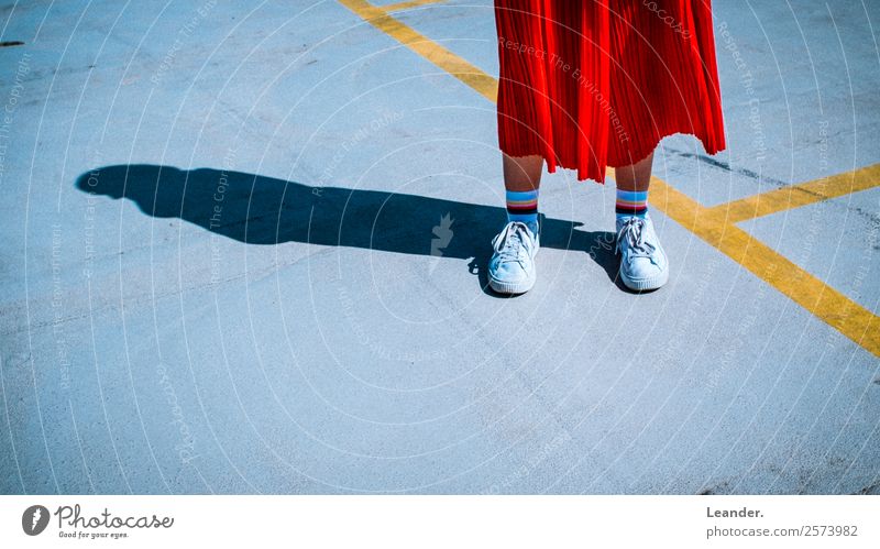 Schatten im Sommer kaufen schön Fitness Nachtleben Mensch feminin Junge Frau Jugendliche 1 18-30 Jahre Erwachsene Hose Schuhe Klischee Hipster Turnschuh stehen