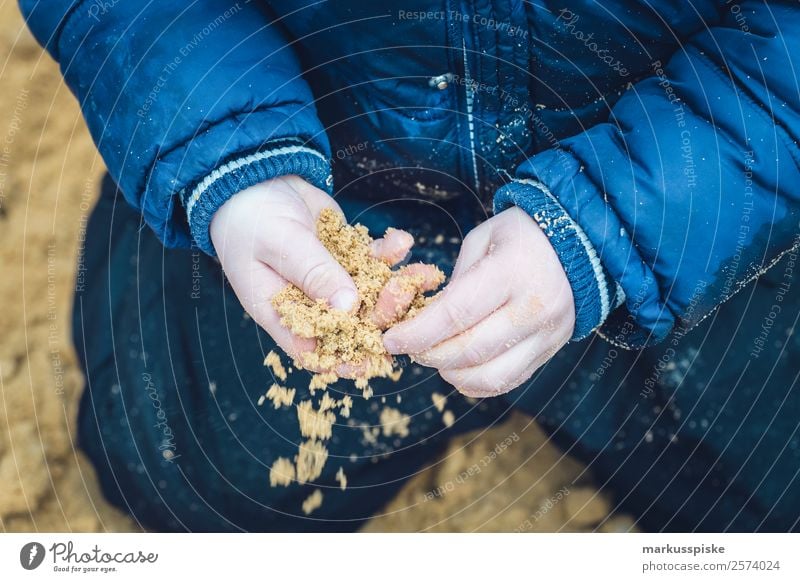 Kind Junge Sandkasten Spielplatz Freizeit & Hobby Spielen Ausflug Abenteuer Expedition Garten Kindererziehung Bildung Kindergarten Mensch Kleinkind Hand Finger