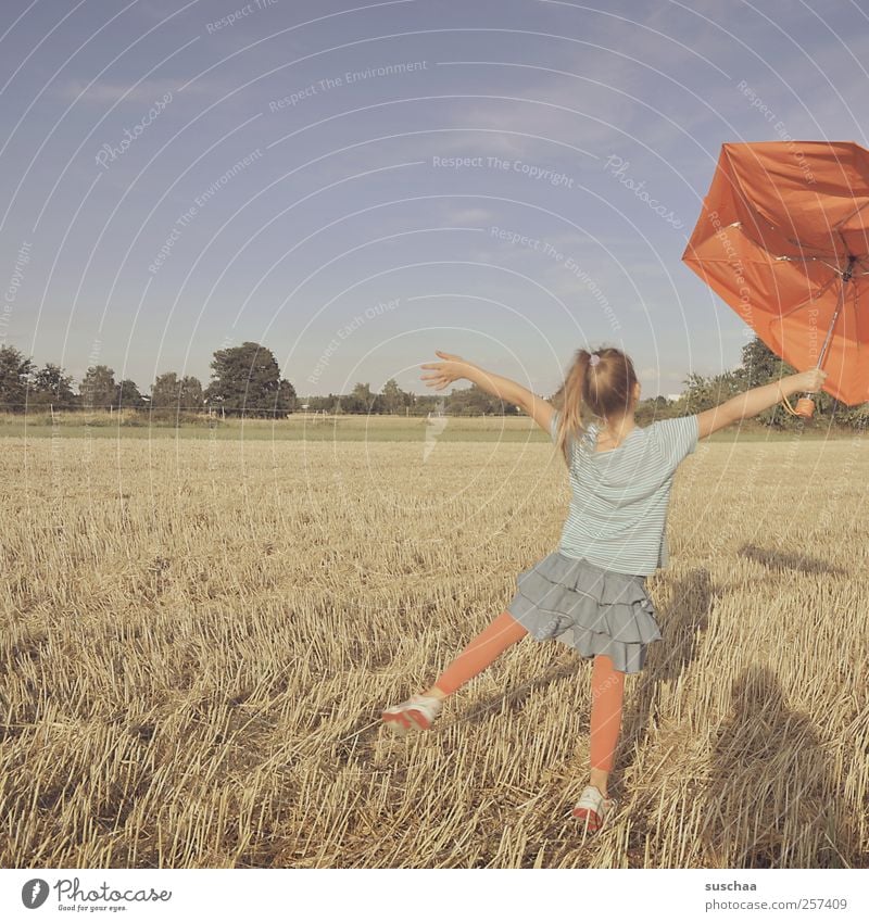 mary poppins Mädchen Körper Kopf Haare & Frisuren Rücken Arme Beine 3-8 Jahre Kind Kindheit Umwelt Natur Landschaft Himmel Sommer Klima Feld lustig Freude