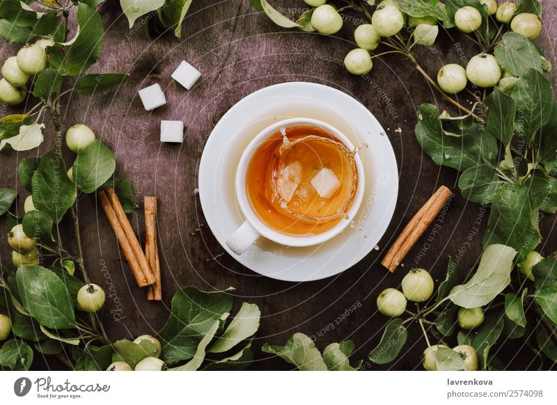 Flatlay mit einer Tasse warmem Tee, Apfelbaumäste platschen gemütlich Wärme Getränk Würfelzucker Ernte reif Ast Zimt natürlich Gesunde Ernährung frisch