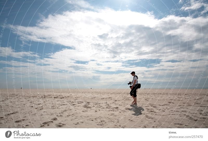 Weltenbummler Mensch maskulin Mann Erwachsene Körper Umwelt Himmel Wolken Küste Strand Nordsee Zufriedenheit entdecken Stimmung Vergänglichkeit Fotografieren