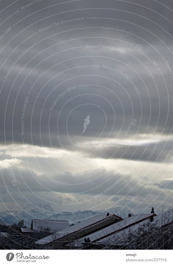 Bergwelten Himmel Wolken Winter Klima schlechtes Wetter Schnee Berge u. Gebirge Haus dunkel kalt blau Dach Farbfoto Gedeckte Farben Außenaufnahme