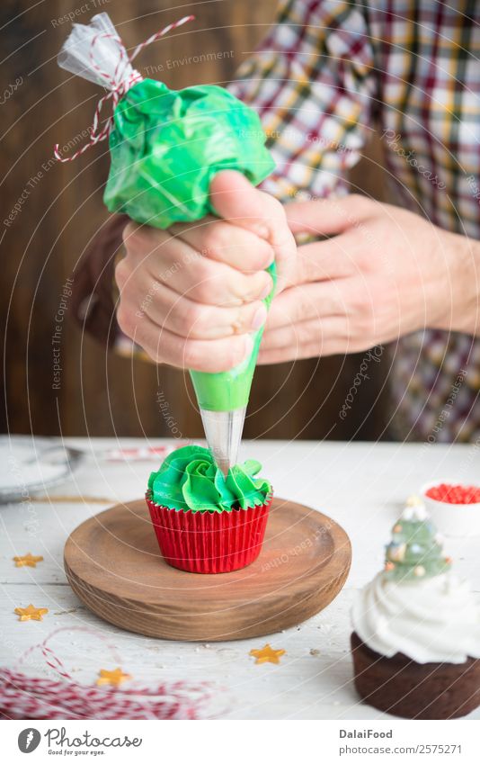 Herstellung von Cupcake backen Kasten Butter Backwaren Kuchen Süßwaren Bonbon Feste & Feiern Weihnachten & Advent Sahne Dekoration & Verzierung Dessert festlich