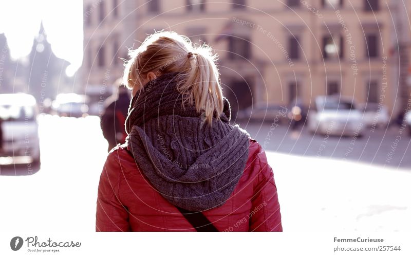 Unterwegs in Rom. Mensch Junge Frau Jugendliche Erwachsene Rücken 1 18-30 Jahre Herbst Schönes Wetter Italien Hauptstadt Stadtzentrum Gebäude Busfahren