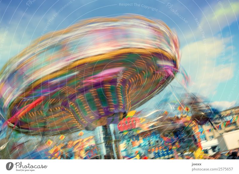 Buntes, drehendes Kettenkarussel auf einer Kirmes Freude Freizeit & Hobby Feste & Feiern Oktoberfest Jahrmarkt schaukeln Fröhlichkeit mehrfarbig Stimmung Glück