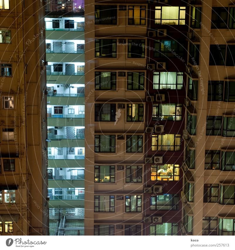 Einblicke Häusliches Leben Haus Wohnhochhaus Klimaanlage Stadt Stadtzentrum Hochhaus Mauer Wand Fassade Fenster Beton Glas Metall leuchten eckig trashig trist