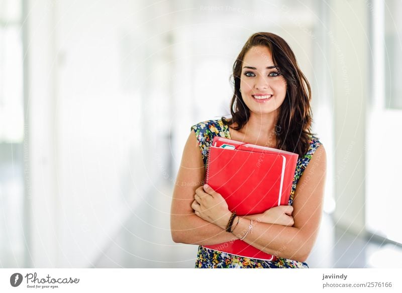 Junge erwachsene Schülerin in einem Flur ihrer Schule Lifestyle Stil Glück schön Haare & Frisuren lernen Studium Mensch feminin Junge Frau Jugendliche