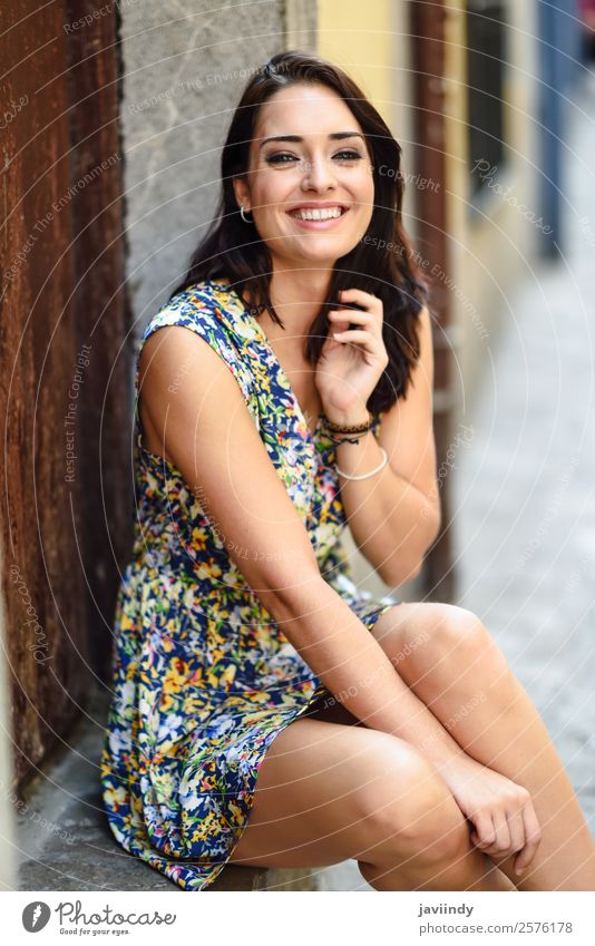 Mädchen mit blauen Augen lächelnd auf einer städtischen Stufe sitzend. Lifestyle Stil Glück schön Haare & Frisuren Sommer Mensch feminin Junge Frau Jugendliche