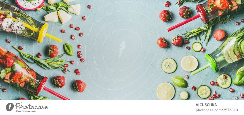 Infused Water mit Obst und Kräuter Lebensmittel Gemüse Frucht Apfel Orange Ernährung Frühstück Bioprodukte Vegetarische Ernährung Diät Getränk