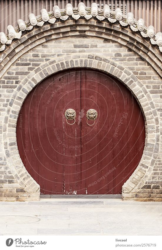 runde china-tür, chinesische wand in xian Gesicht Kunst Tier Stadt Platz Gebäude Architektur Tür Denkmal Straße Holz historisch braun grau Religion & Glaube