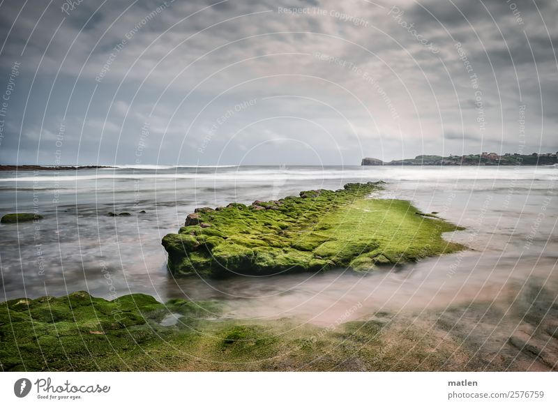 die grüne Insel Natur Landschaft Himmel Wolken Horizont Sommer Schönes Wetter Wind Felsen Wellen Küste Strand Riff Meer Menschenleer maritim blau braun weiß