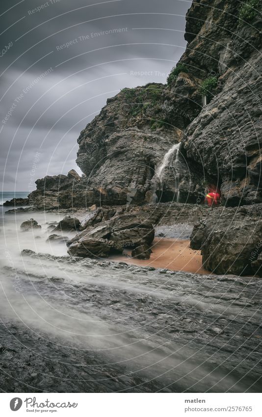 die Quelle am Strand Umwelt Natur Landschaft Wasser Himmel Gewitterwolken Horizont Sommer schlechtes Wetter Wind Felsen Wellen Küste Bucht Meer Wasserfall