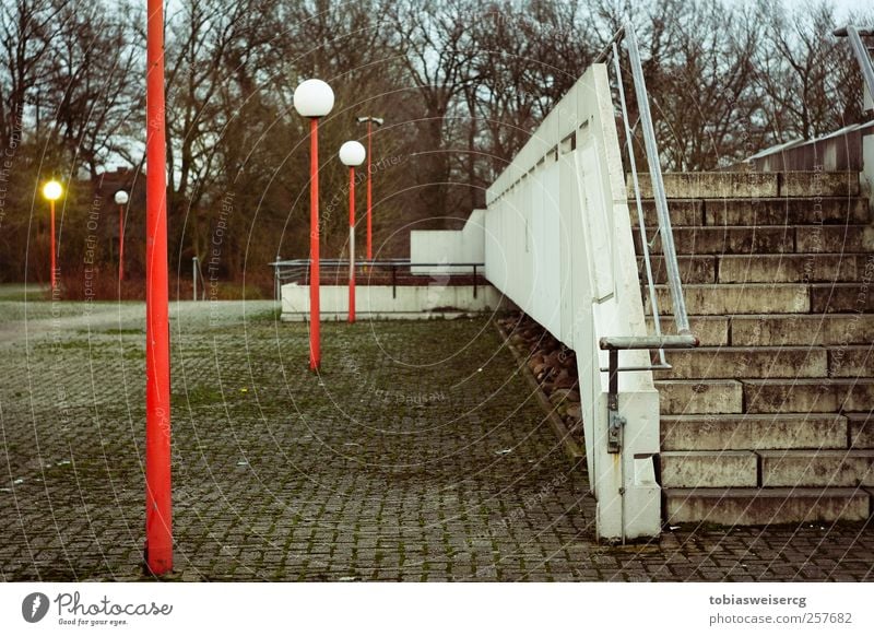 Schulzeit Moos Menschenleer Schulgebäude Mauer Wand Treppe dreckig rot weiß kalt Laternenpfahl Farbfoto Außenaufnahme Abend