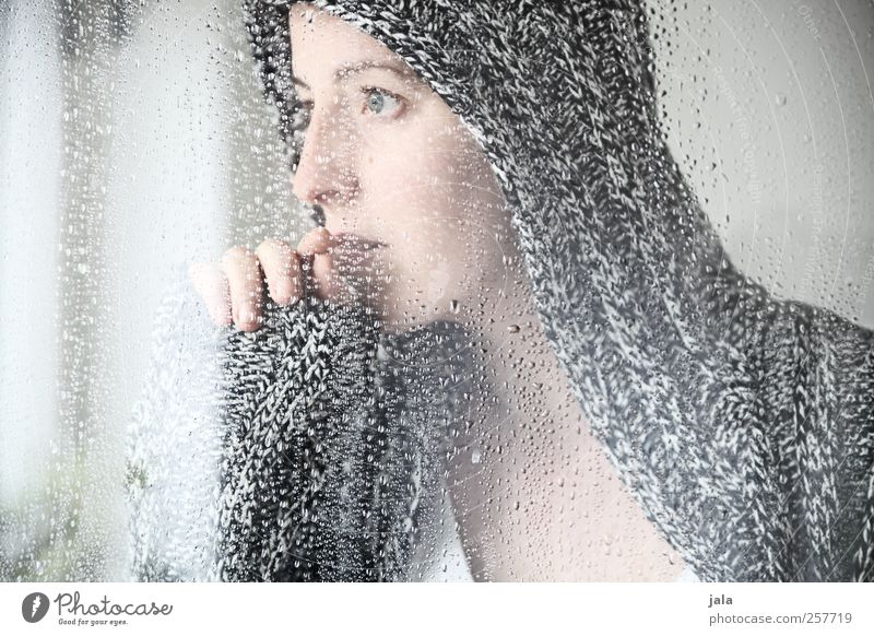 waiting for a blue sky Mensch feminin Frau Erwachsene Kopf Hand 1 30-45 Jahre Regen Fenster Blick träumen Traurigkeit Gefühle Vorfreude Farbfoto Innenaufnahme