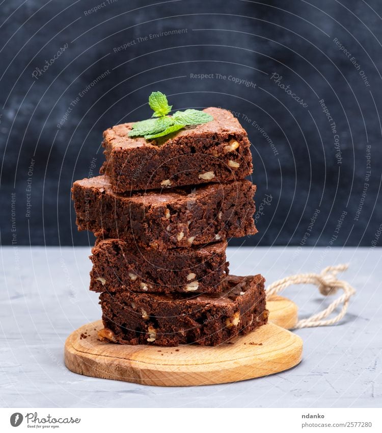 quadratische Stücke von Brownie Pie Dessert Süßwaren Ernährung Tisch Holz Essen dunkel frisch lecker braun schwarz backen Bäckerei Brownies Kuchen Schokolade