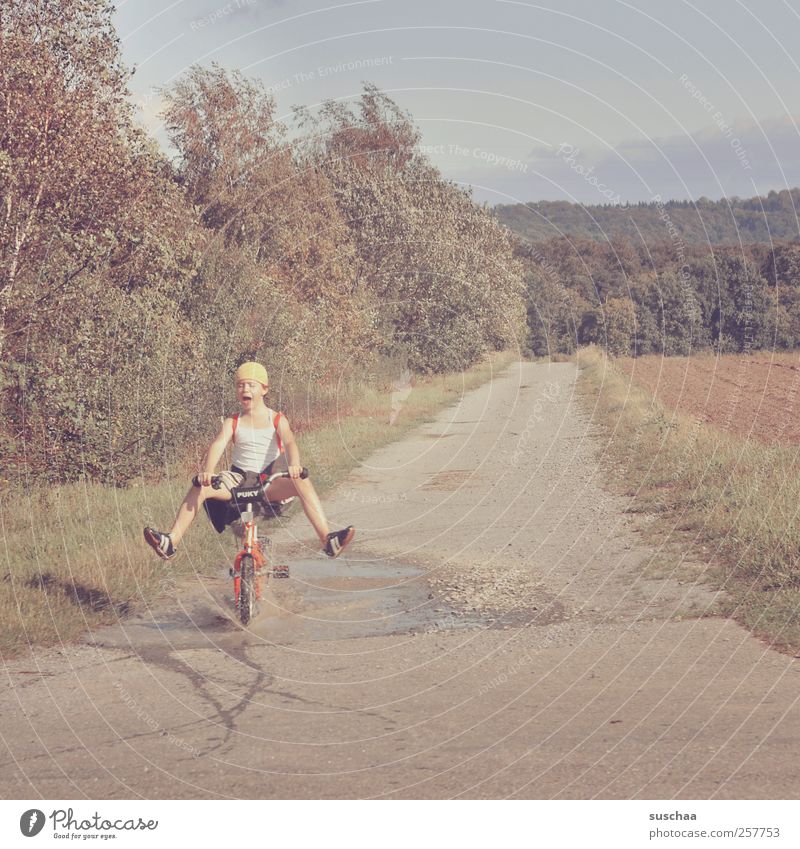 ab durch die mitte II Kind Mädchen 3-8 Jahre Kindheit Umwelt Natur Landschaft Sommer Klima Feld Fröhlichkeit wild Freude Leben Geschwindigkeit Beine Fahrrad