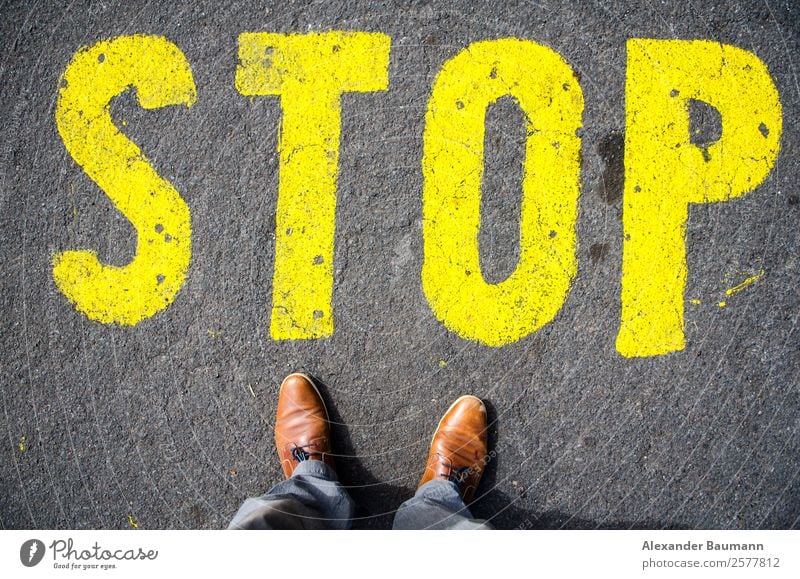 stop sign on the ground in front of feets Ferien & Urlaub & Reisen Business Zeichen Schriftzeichen Ziffern & Zahlen Schilder & Markierungen Hinweisschild