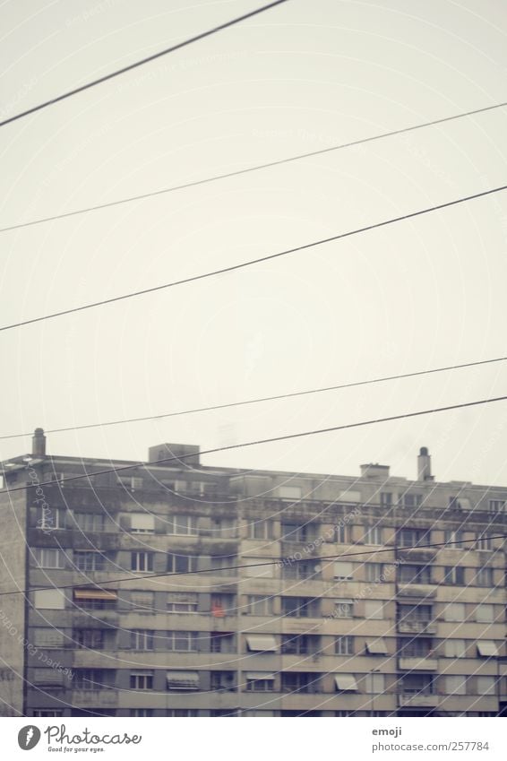 [be tõ] Stadtrand Gebäude Mauer Wand Fassade Balkon Fenster alt dreckig grau Wohnung trist Armut Urbanisierung Beton Betonwand Betonklotz Farbfoto