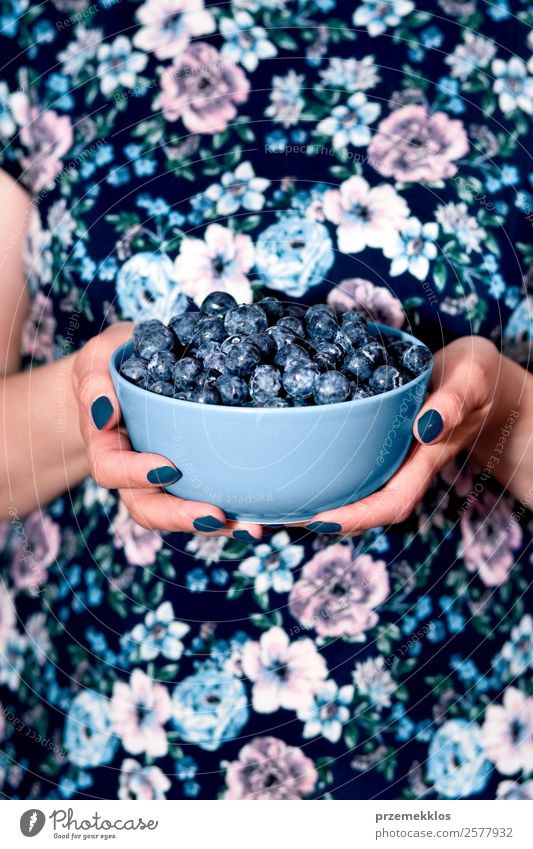 Weibliche Hände halten eine Schale mit frischen Heidelbeeren gefüllt. Frucht Ernährung Essen Vegetarische Ernährung Diät Schalen & Schüsseln Lifestyle Sommer