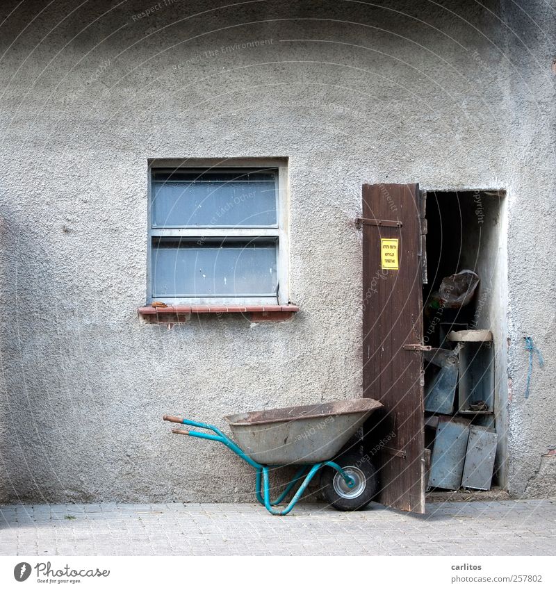 Jetzt wird wieder in die Hände gespuckt .... Dorf alt Bauernhof Landwirtschaftliche Geräte Schubkarre Stall aufräumen Fenster Fensterbrett Putz grau Tür braun