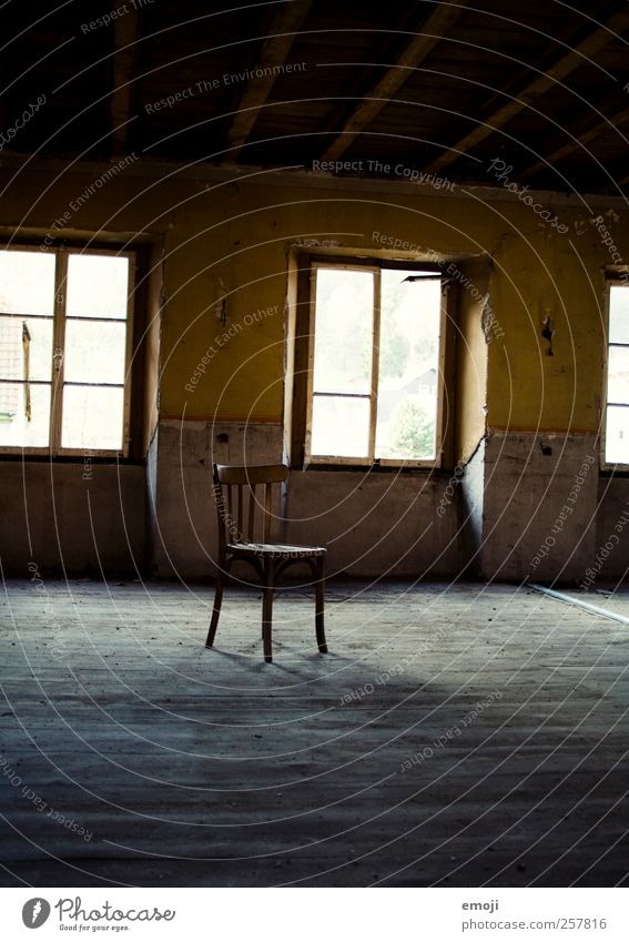 dein Platz ist frei Haus Einfamilienhaus Hütte Mauer Wand Treppe Fenster alt gelb Stuhl Freiraum leer Einladung verfallen Einsamkeit einzeln Farbfoto