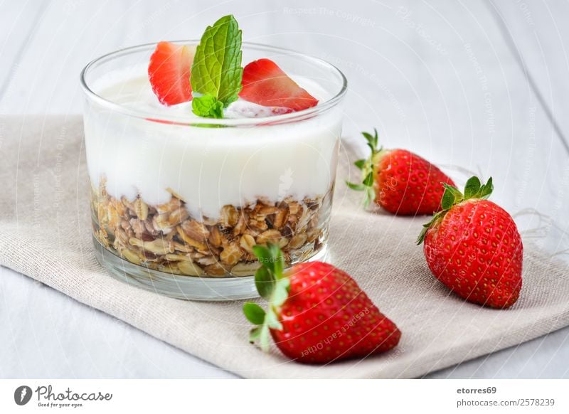 Joghurt mit Getreide und Erdbeeren Zerealien Frühstück Müsli Frucht Gesundheit Gesunde Ernährung Glas Vegetarische Ernährung Mahlzeit reif Beeren Milch Dessert